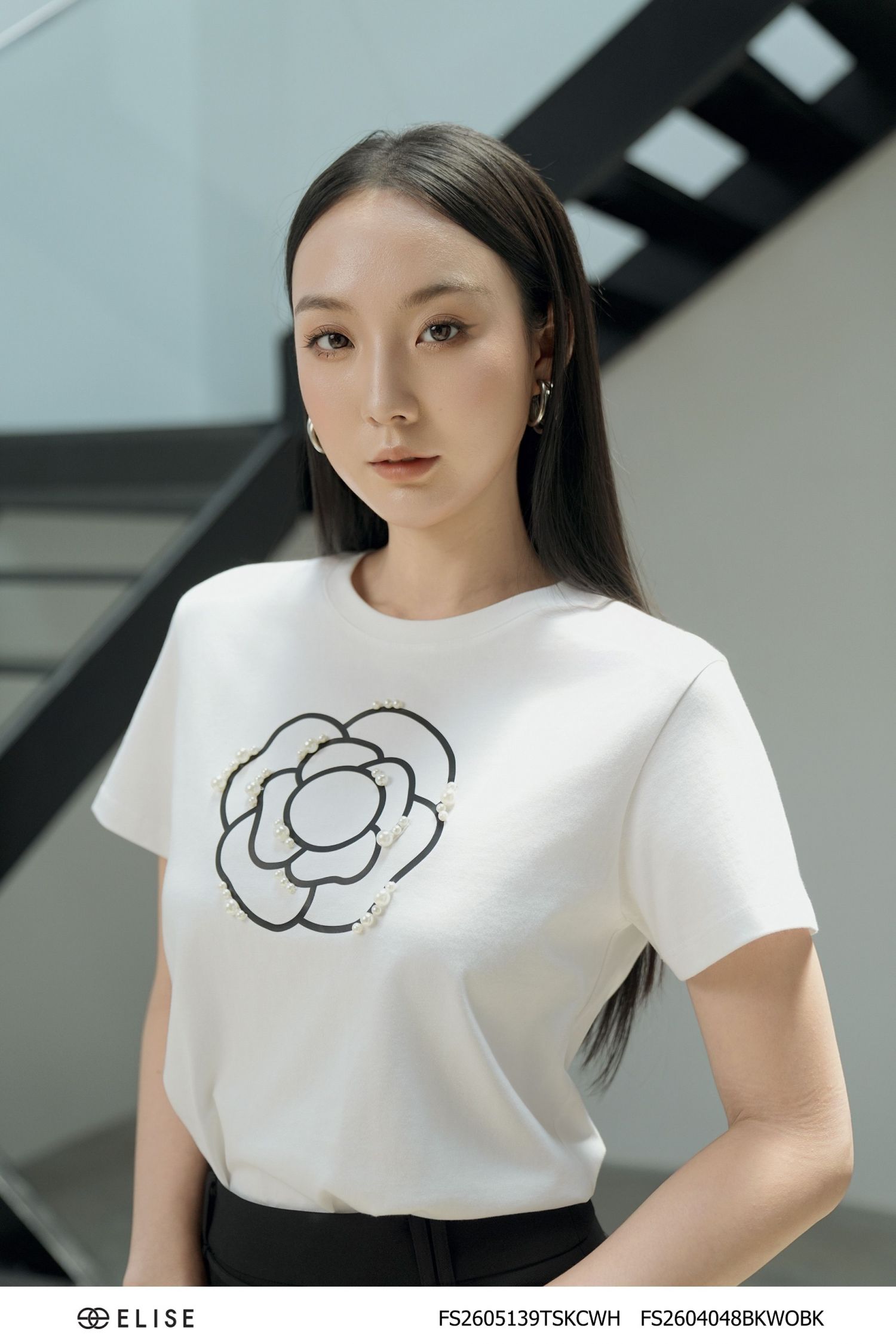 JUPE BÚT CHÌ ĐEN XẺ SAU ĐÍNH LOGO