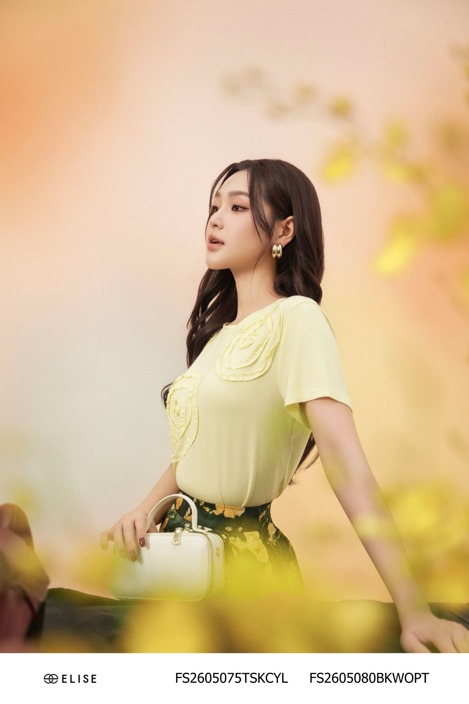 ÁO THUN VÀNG MAY HOA