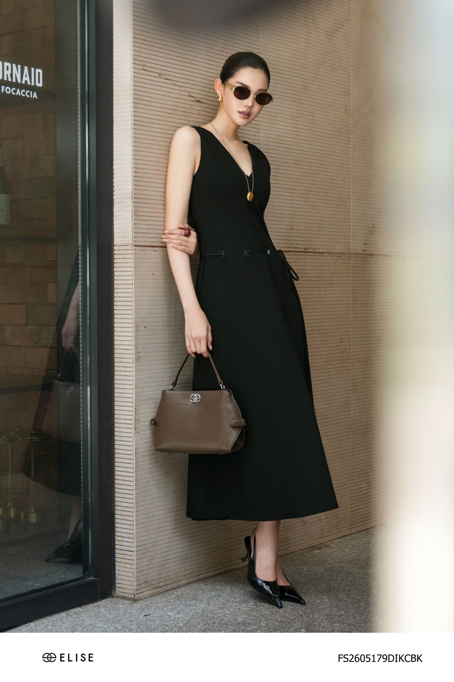 ĐẦM UMI ĐEN SÁT NÁCH CỔ V
