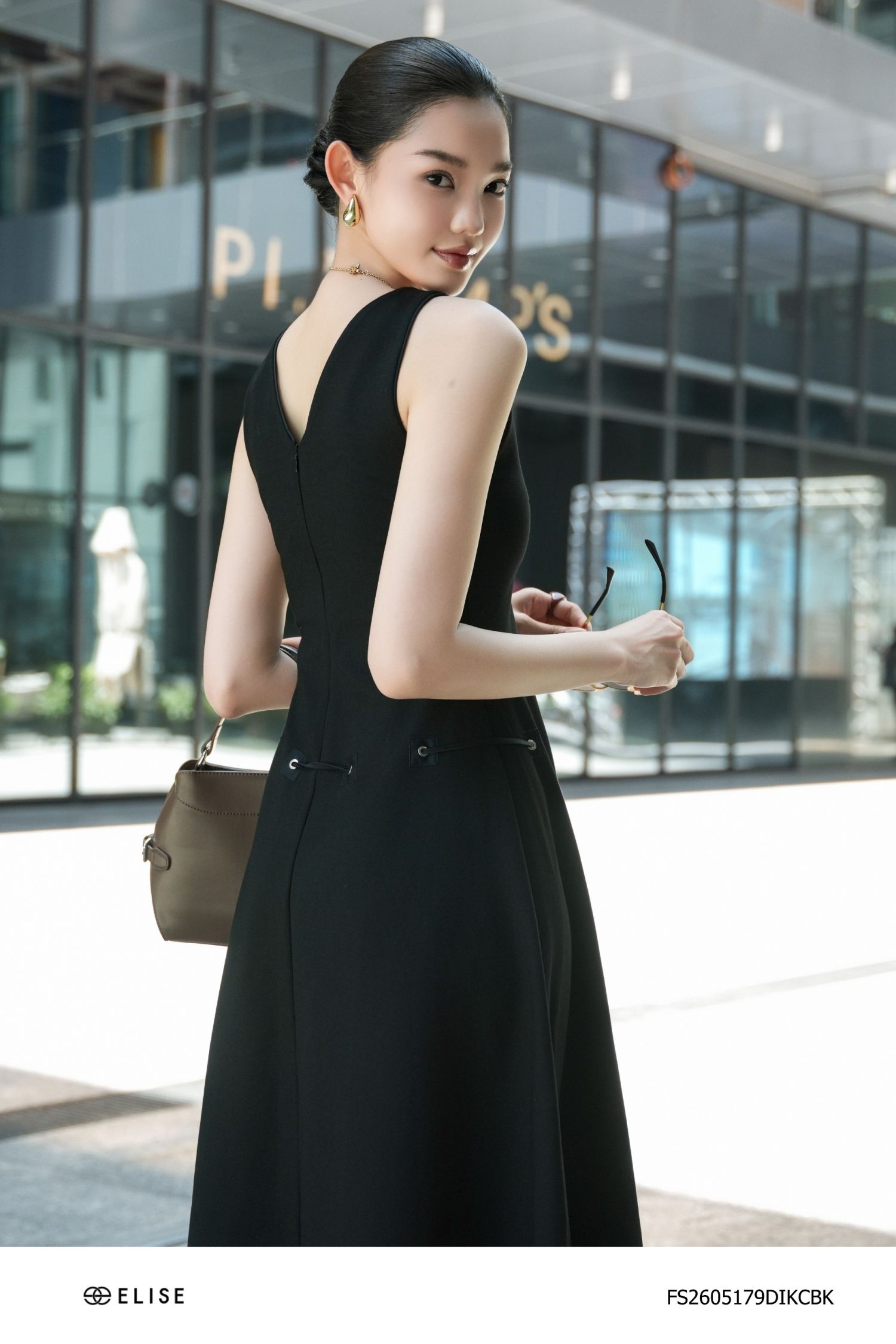 ĐẦM UMI ĐEN SÁT NÁCH CỔ V