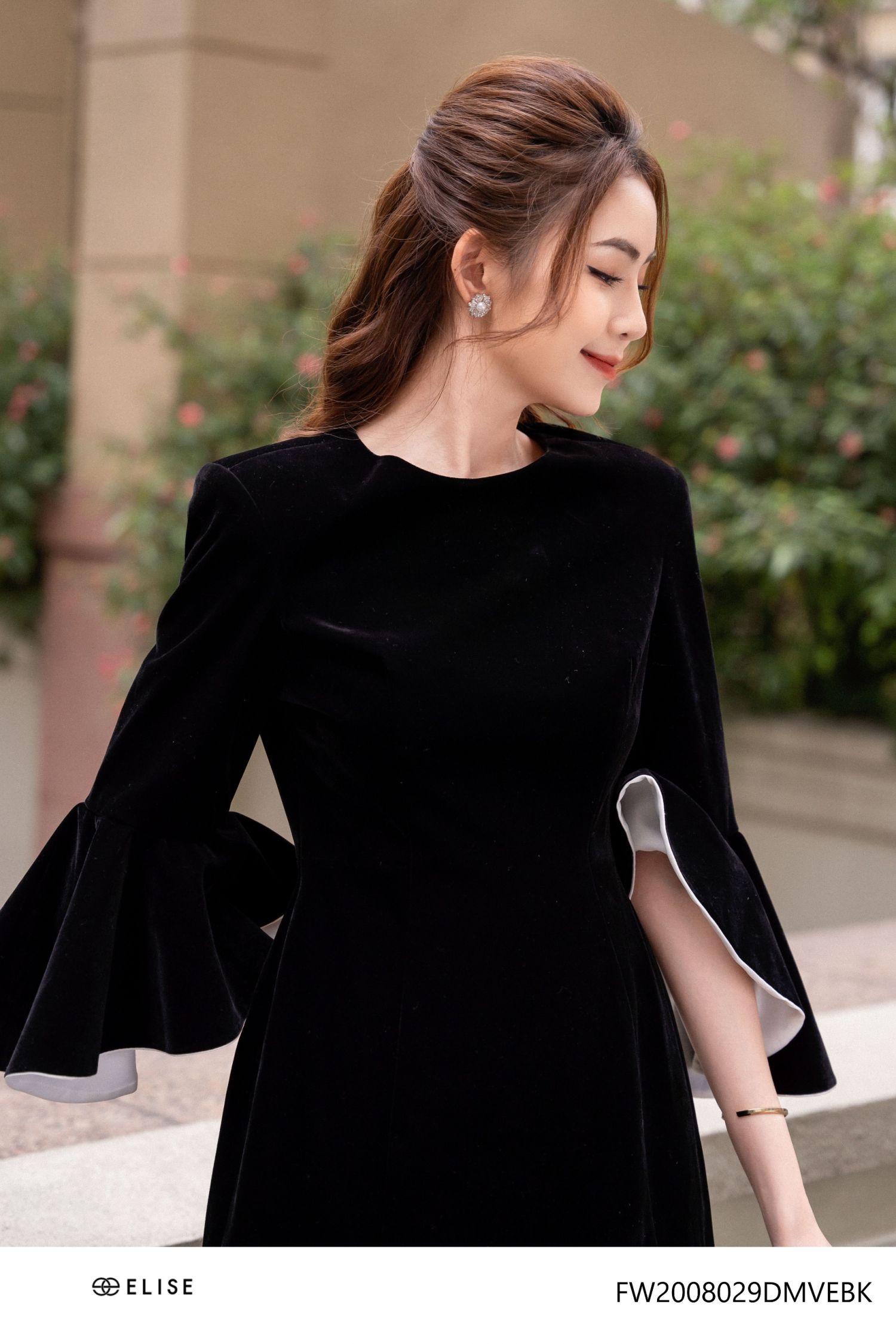 Đầm nhung đen dài tay phong cách cổ điển