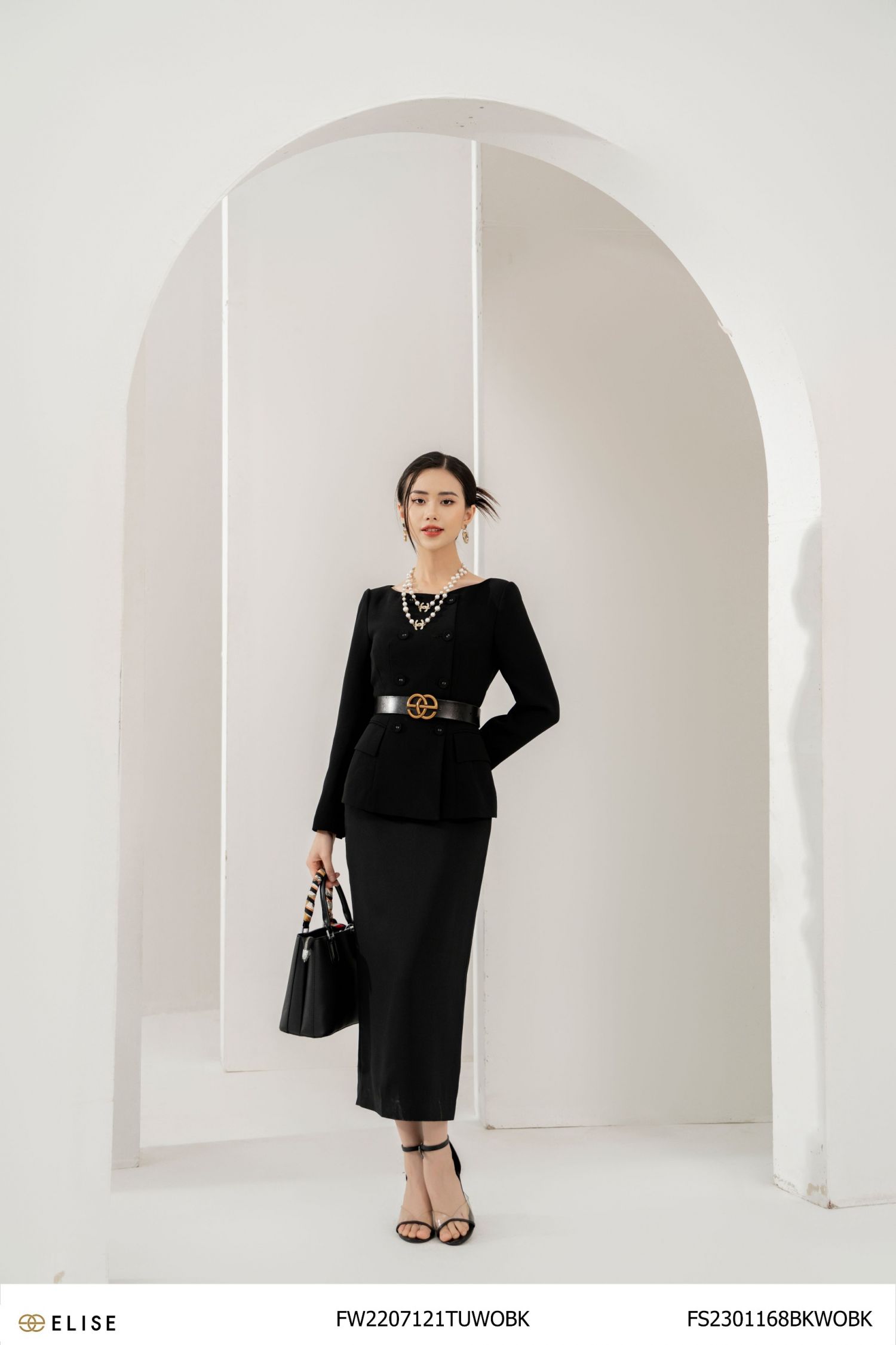 VEST ĐEN CỔ THUYỀN CÚC BỌC