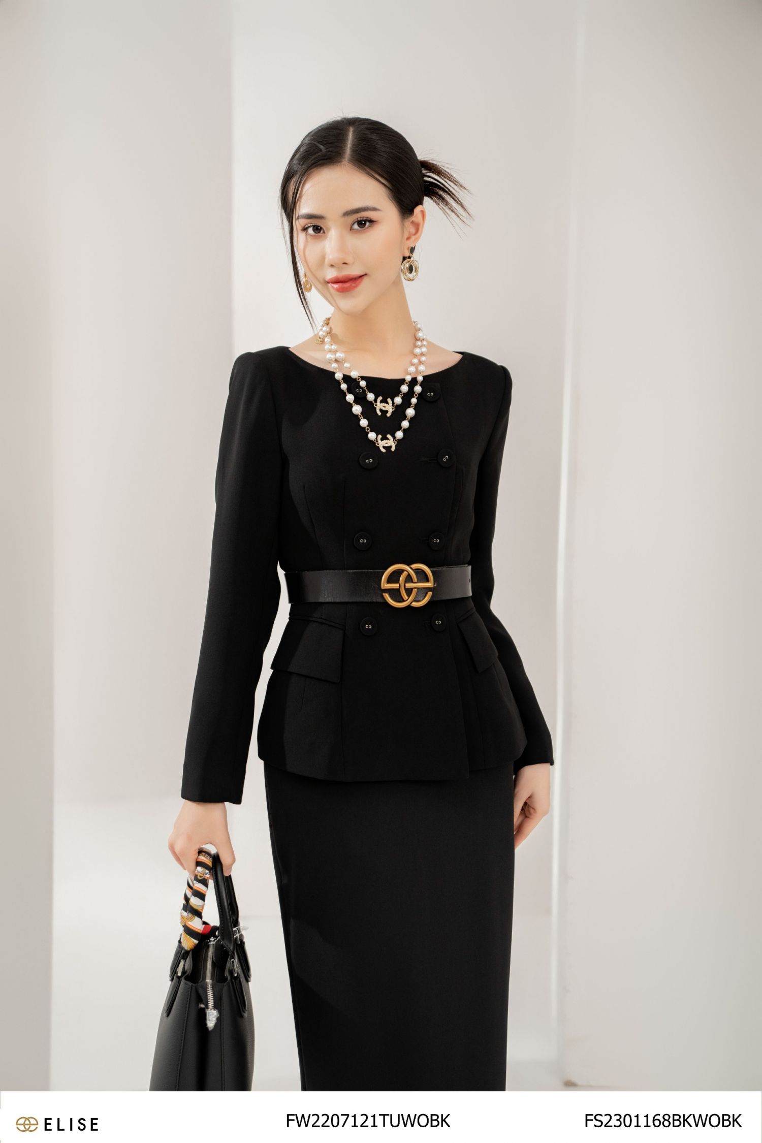 VEST ĐEN CỔ THUYỀN CÚC BỌC