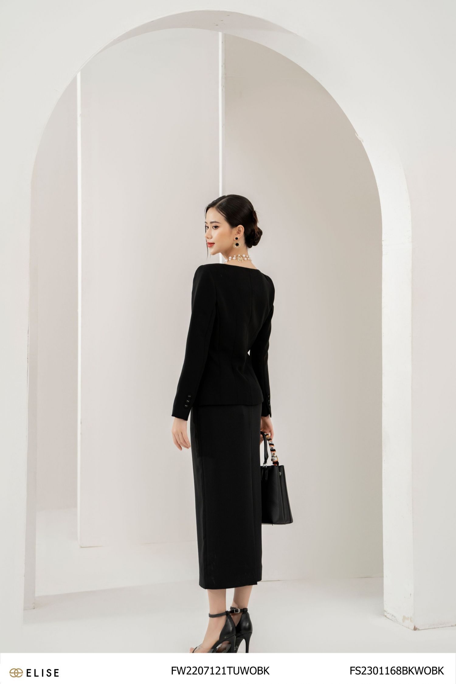 VEST ĐEN CỔ THUYỀN CÚC BỌC