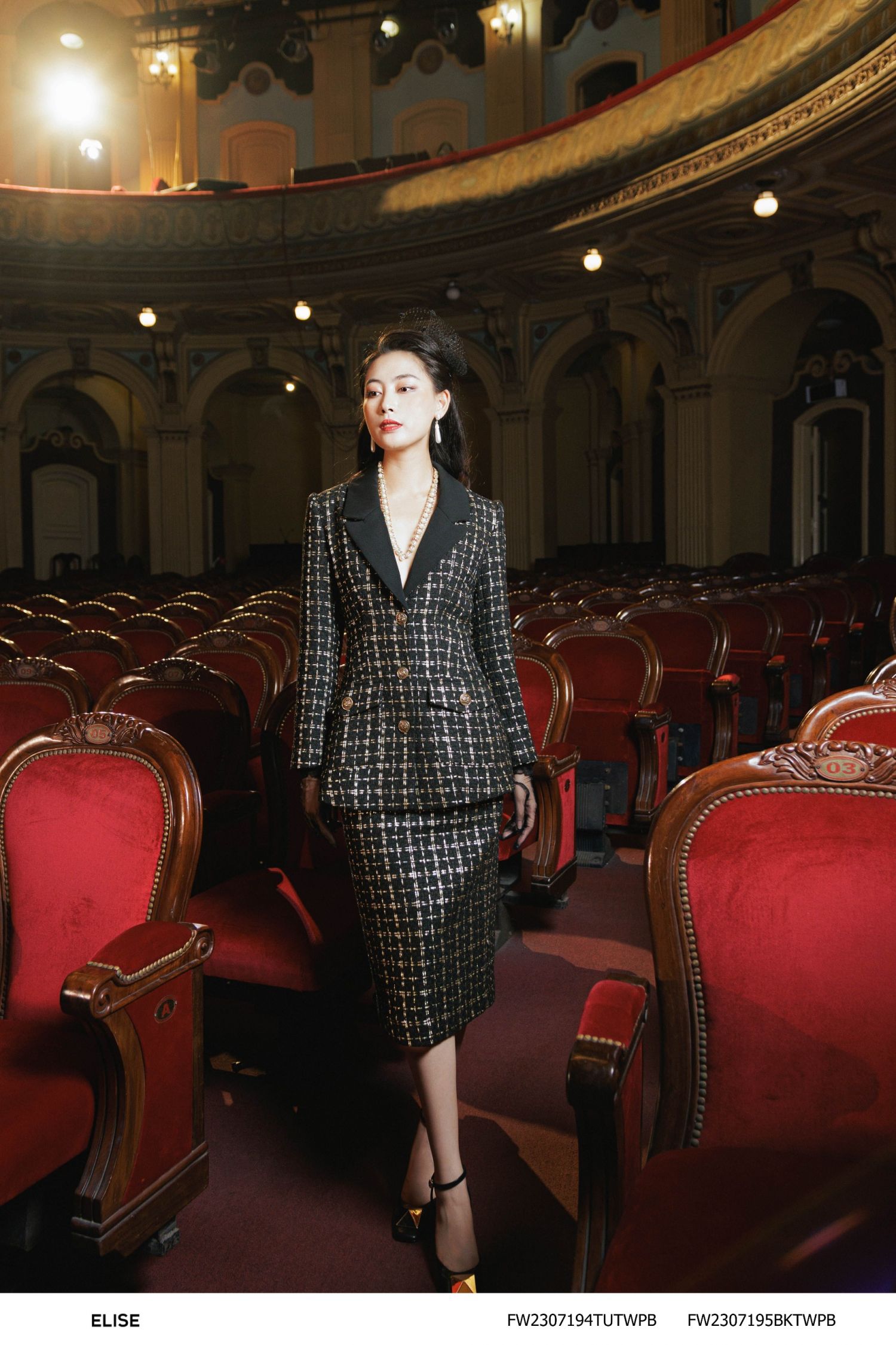 VEST DẠ TWEED ĐEN KẺ KT VÀNG