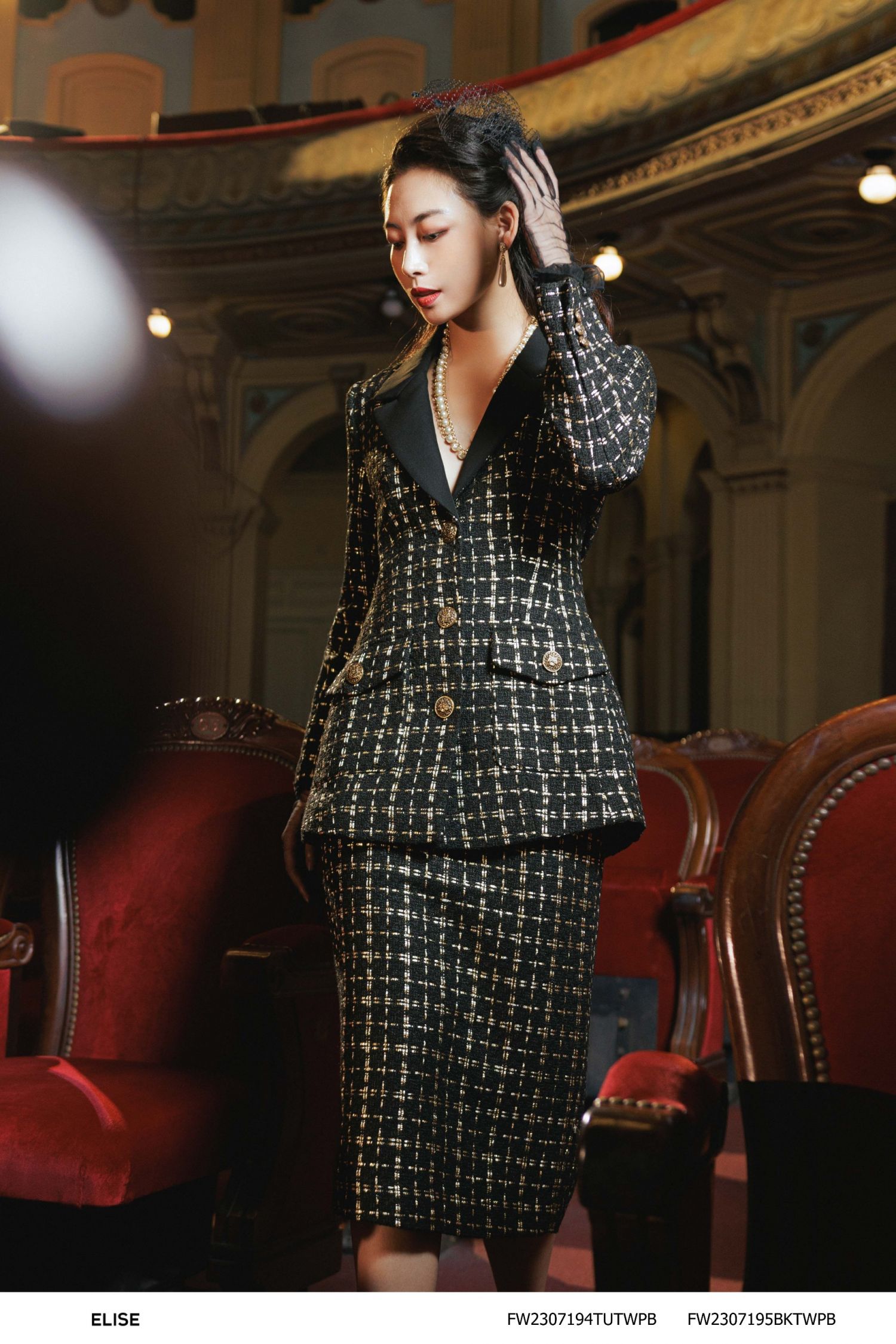 VEST DẠ TWEED ĐEN KẺ KT VÀNG
