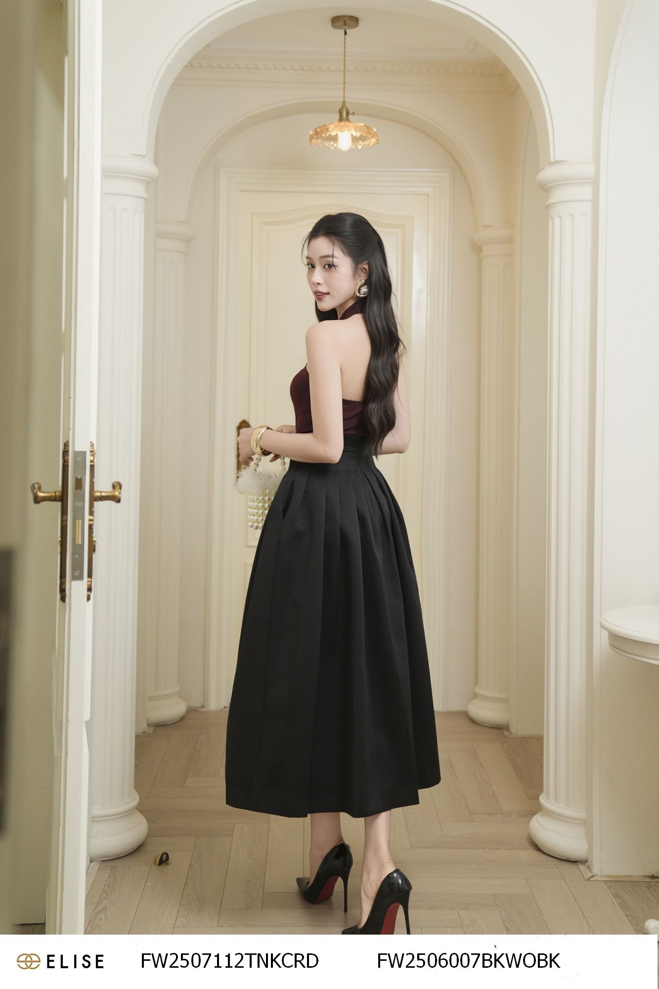 ÁO THUN ĐỎ ĐÔ CỔ XOẮN
