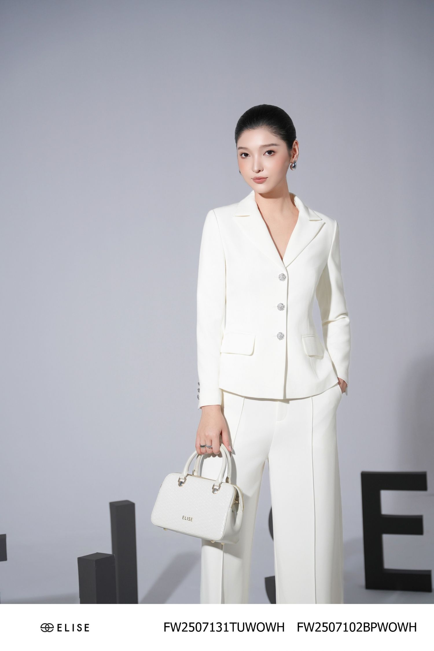 VEST TUYTSY TRẮNG NẮP TÚI