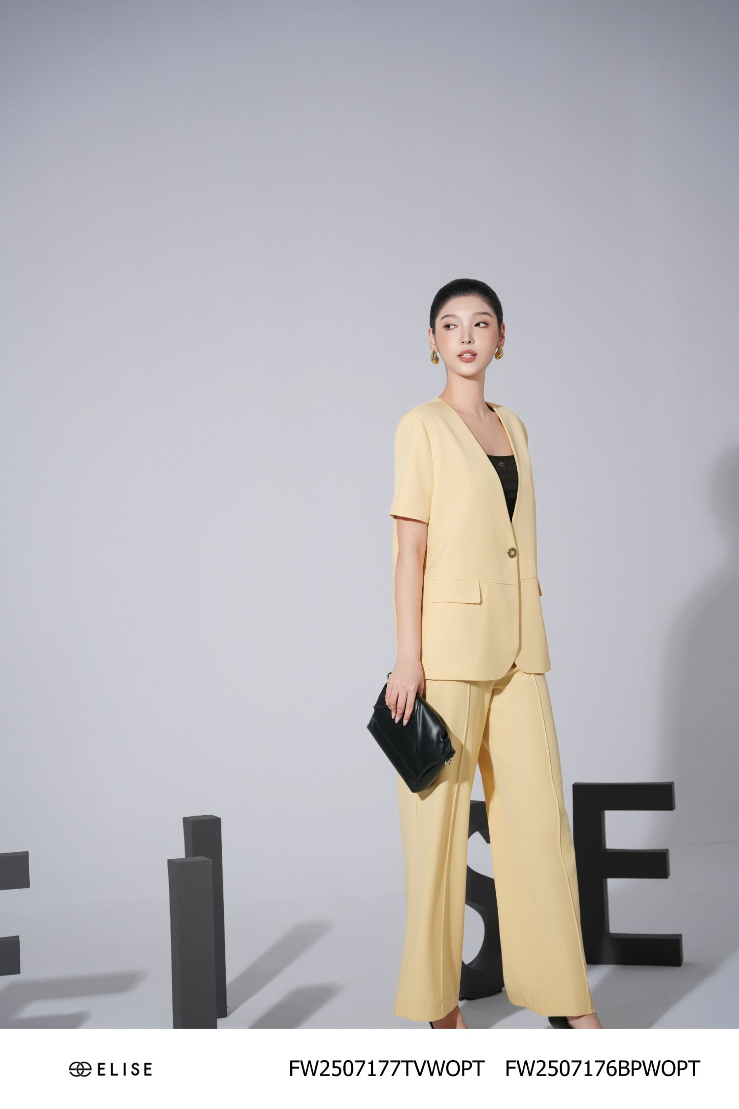 VEST NÂU VÀNG CỔ V TÚI ỐP DIỄU CHỈ