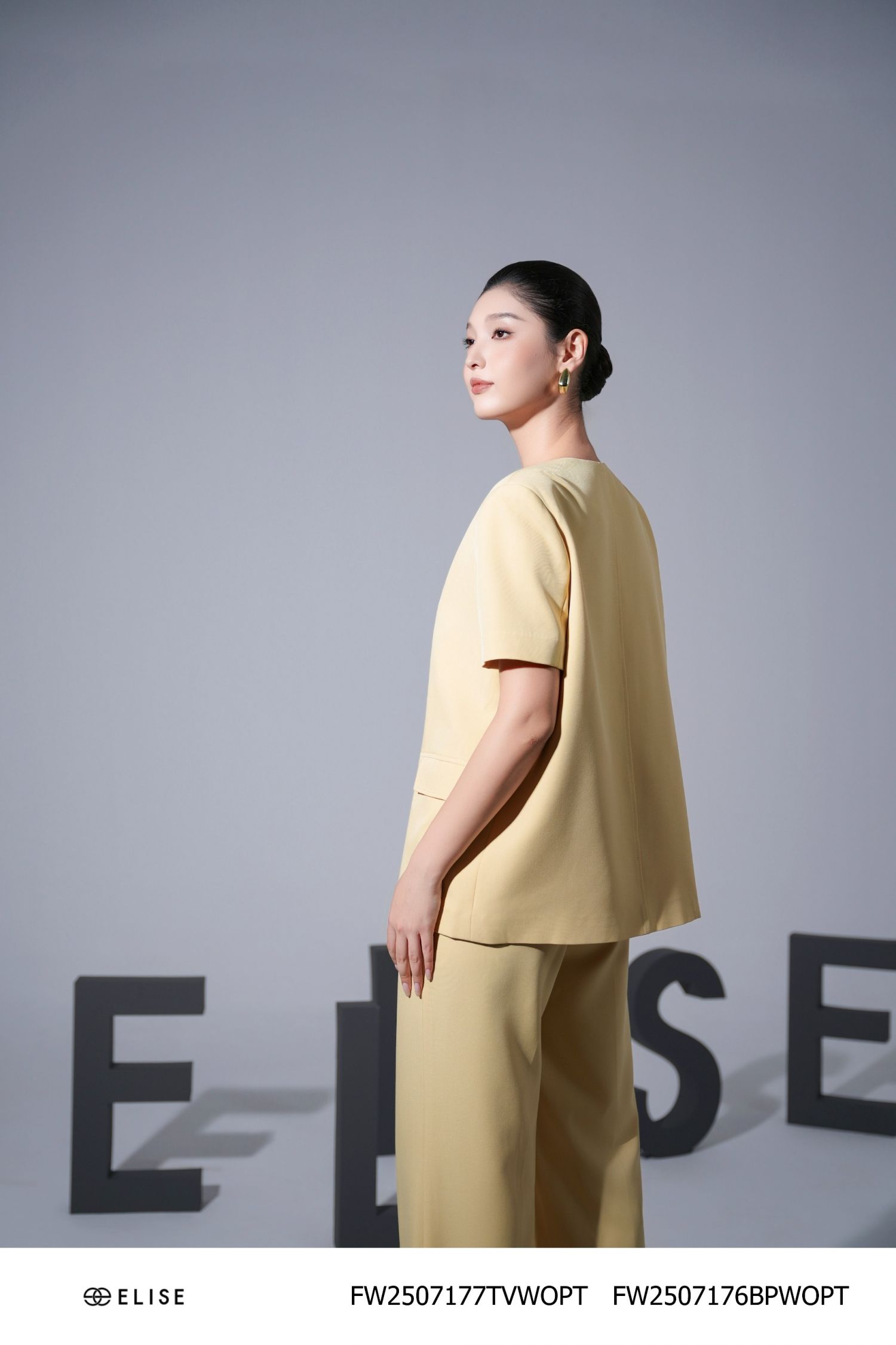 VEST NÂU VÀNG CỔ V TÚI ỐP DIỄU CHỈ