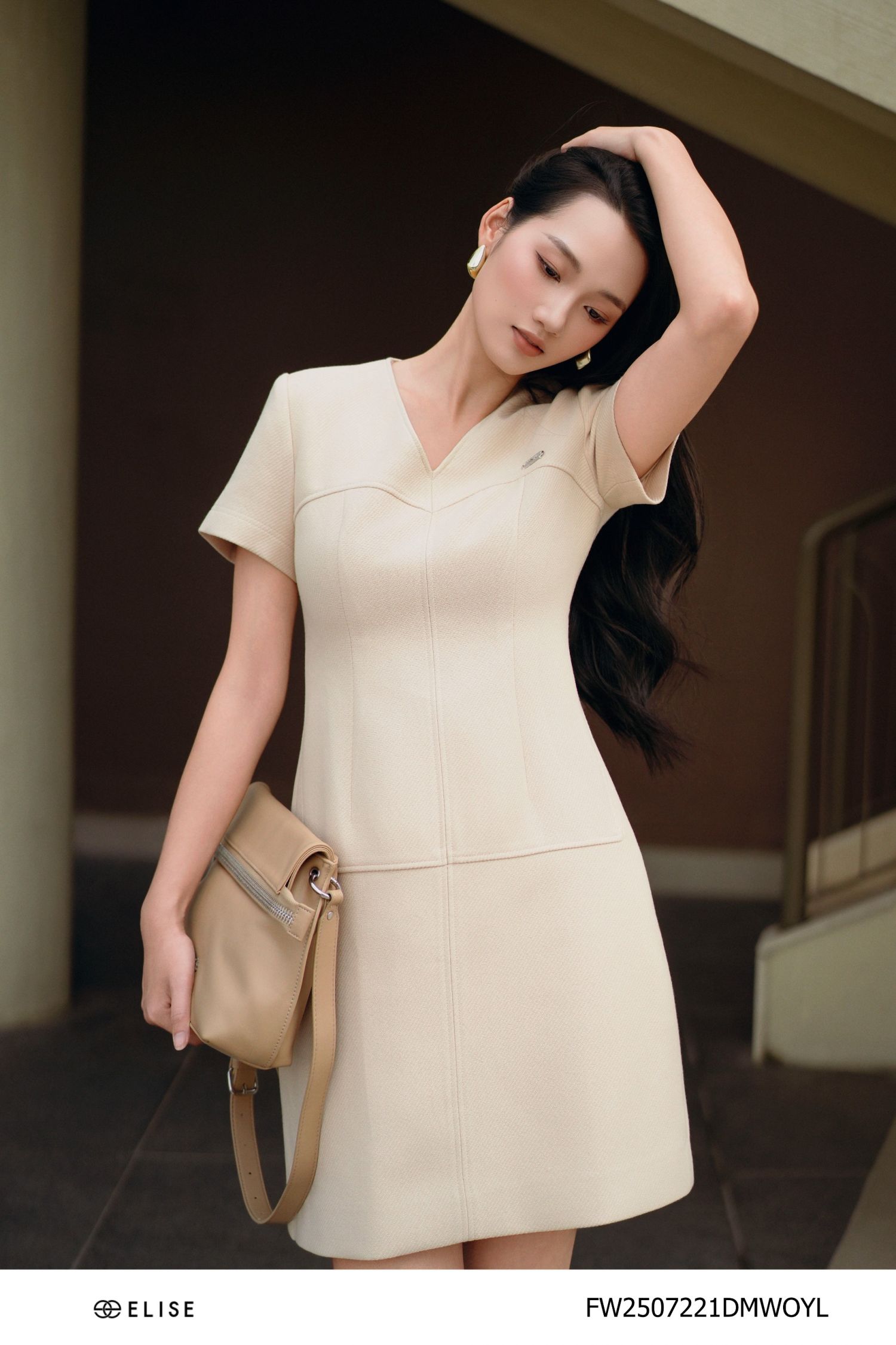 ĐẦM DẠ VÀNG CỔ V DIỄU CHỈ