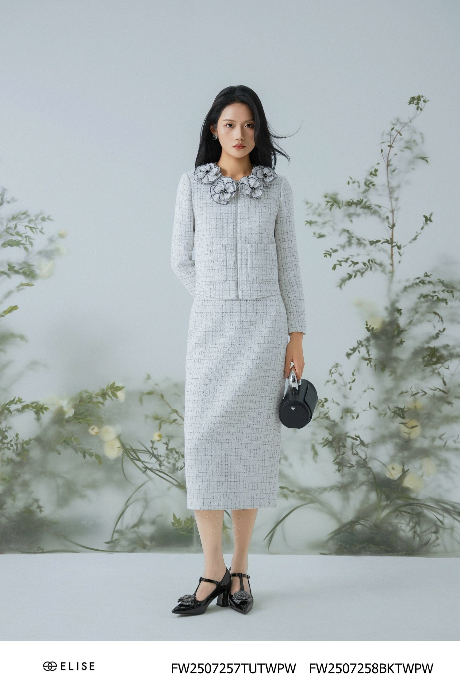 ÁO KHOÁC DẠ TWEED TRẮNG KẺ KIM TUYẾN HOA CỔ