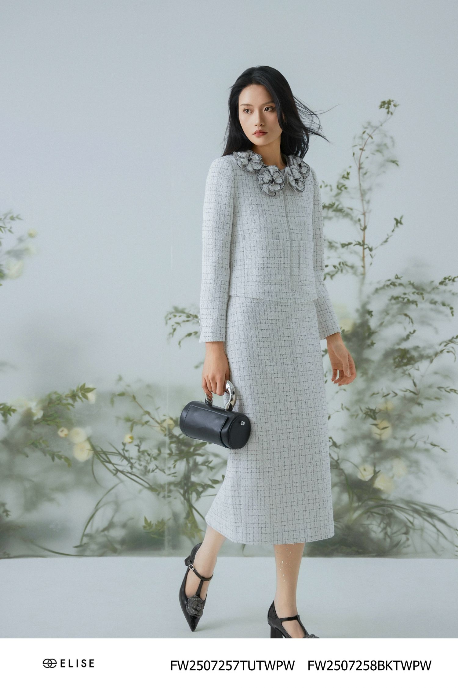 ÁO KHOÁC DẠ TWEED TRẮNG KẺ KIM TUYẾN HOA CỔ