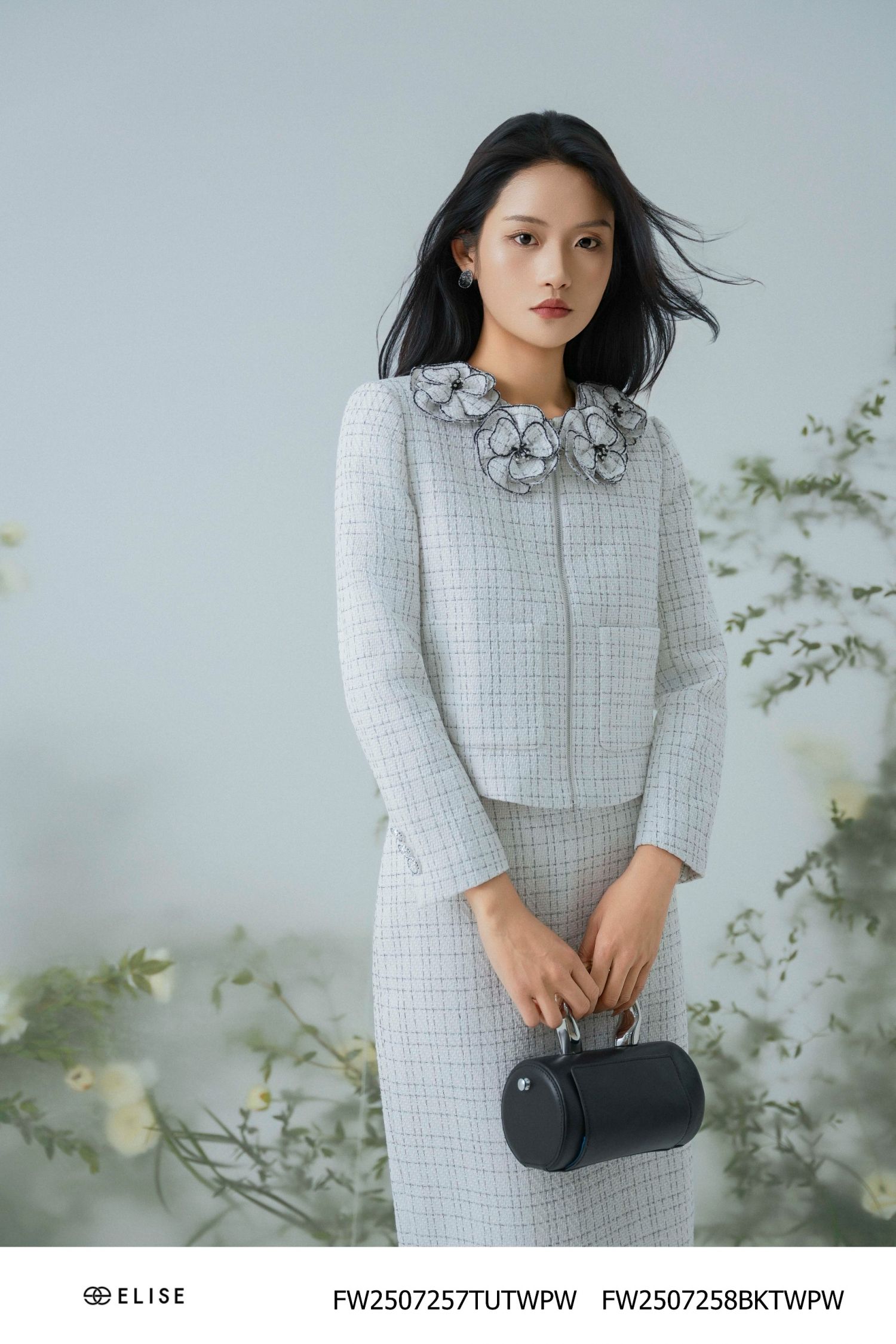 JUPE DẠ TWEED TRẮNG KẺ KIM TUYẾN