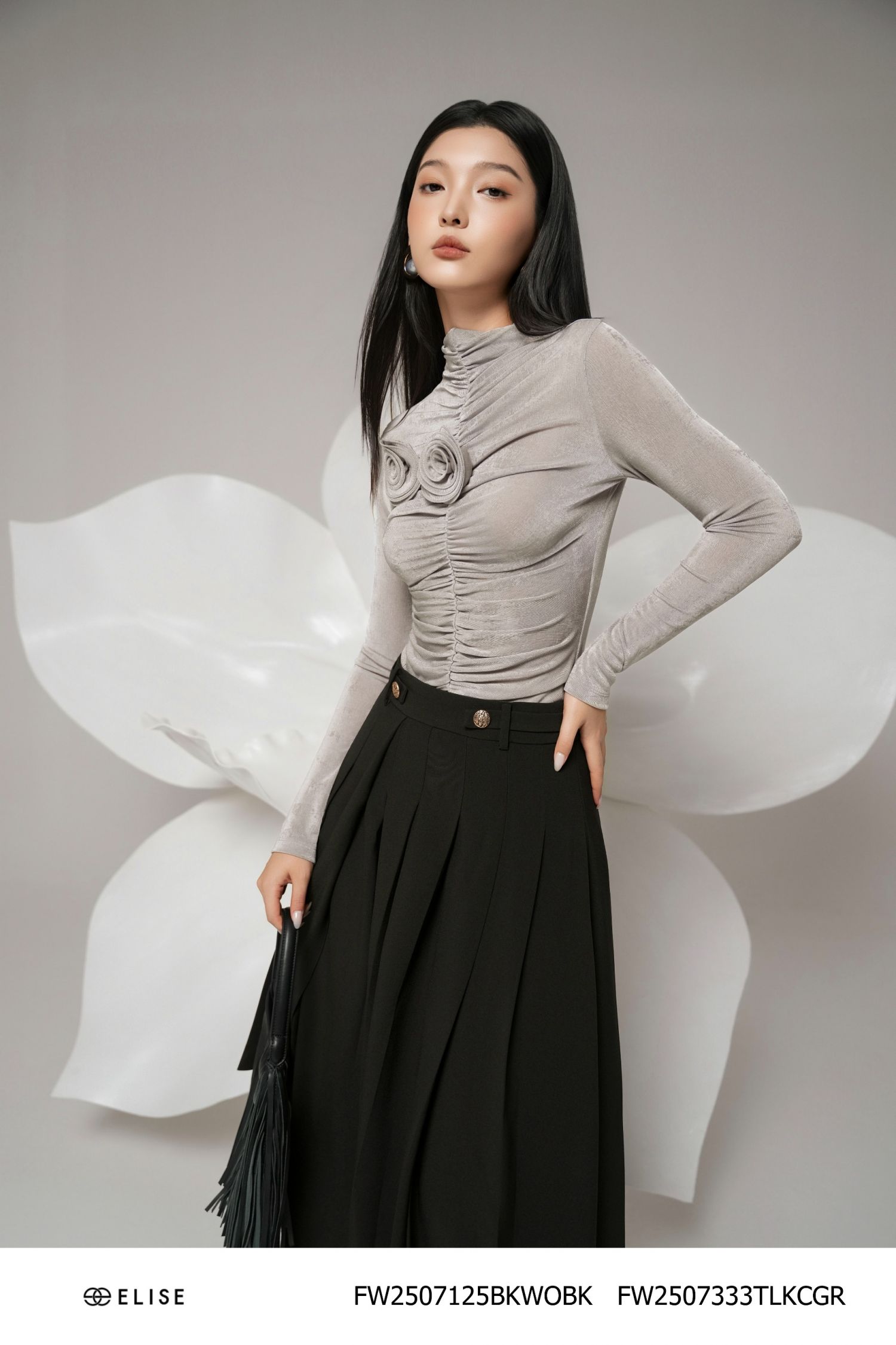 ÁO THUN GHI CAO CỔ ĐÍNH HOA