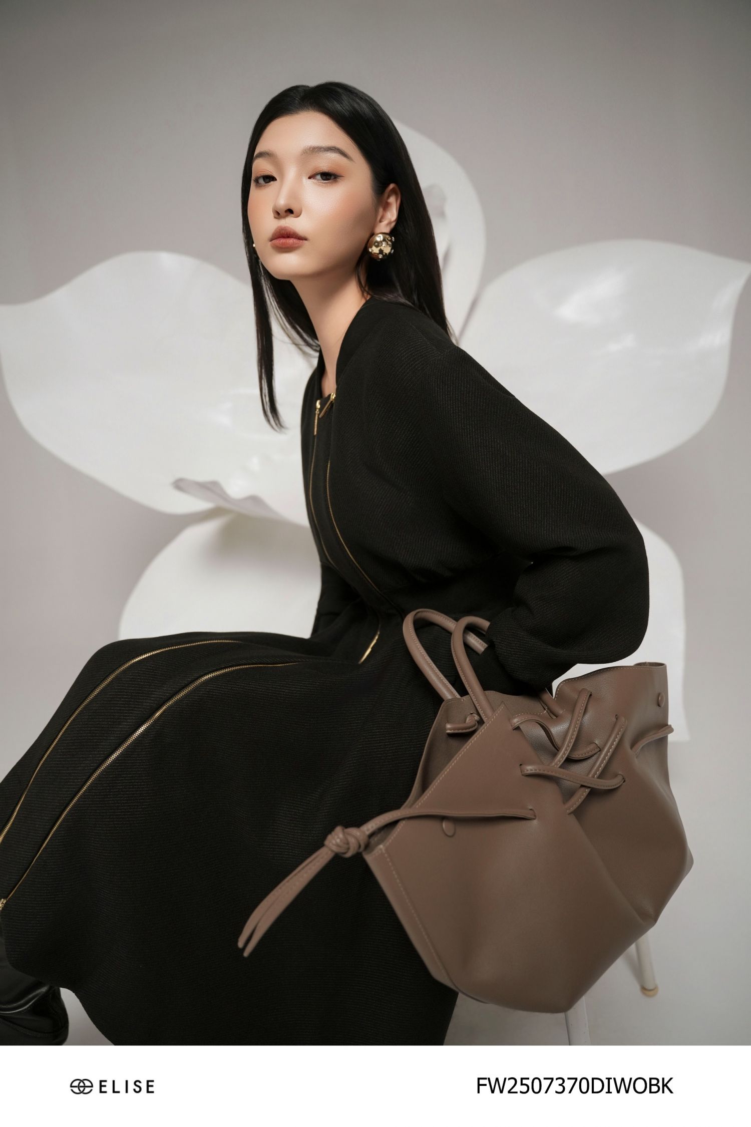 ĐẦM DẠ ĐEN XÒE KHÓA ĐỒNG TRƯỚC