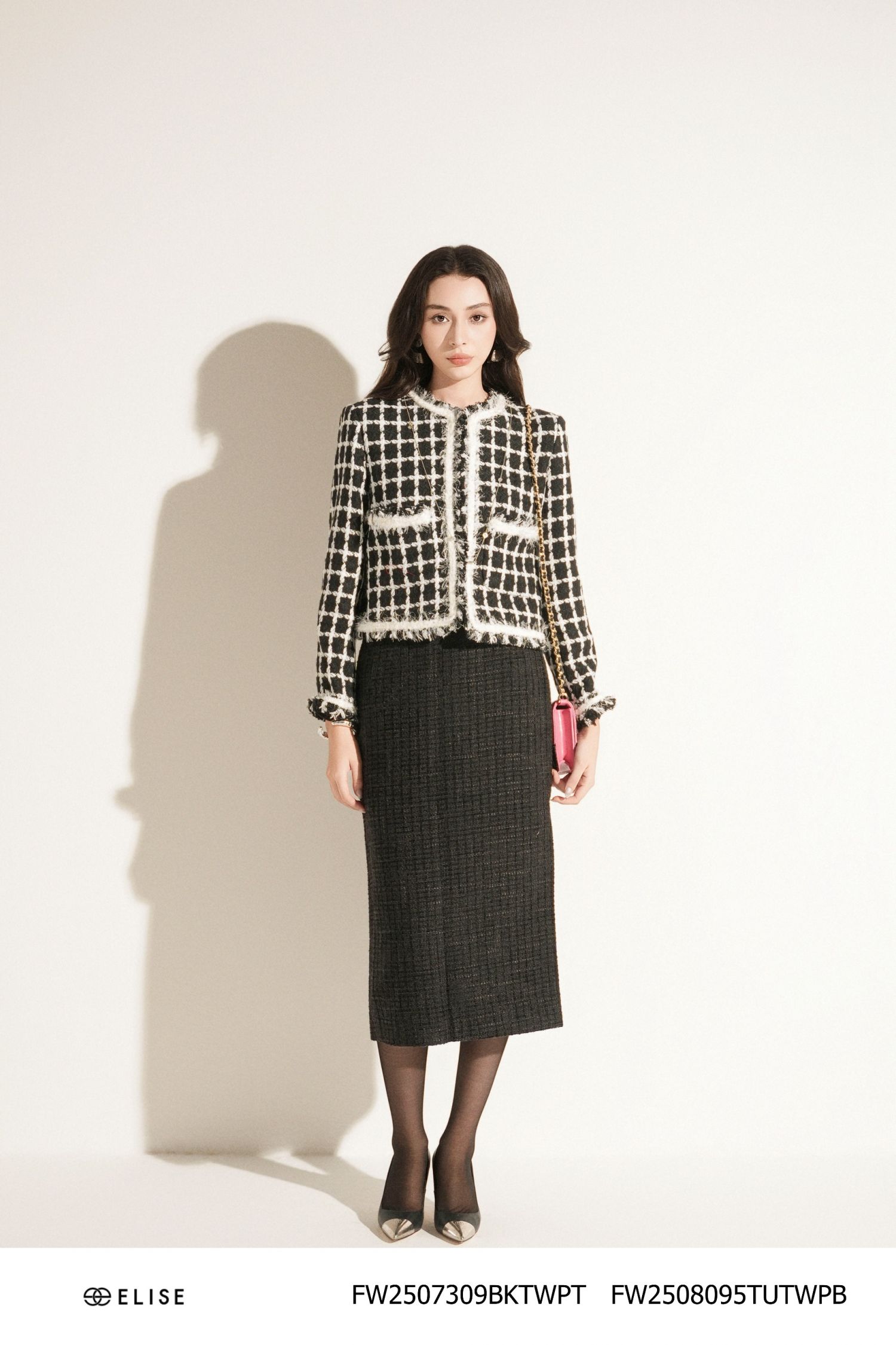 ÁO KHOÁC TWEED ĐEN KẺ TRẮNG TUA RUA GẤU