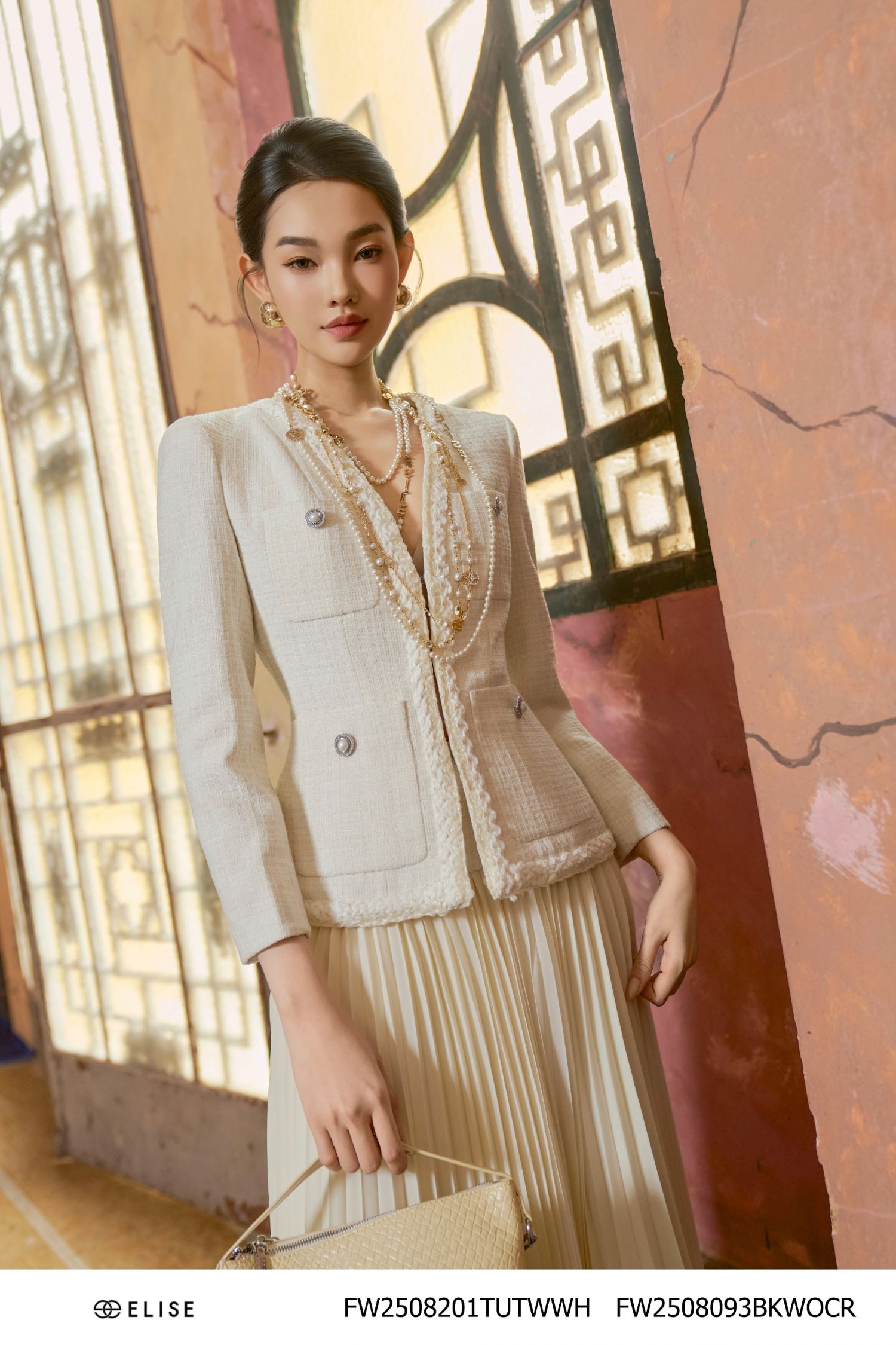 VEST TWEED SỢI Ô TRẮNG CỔ V