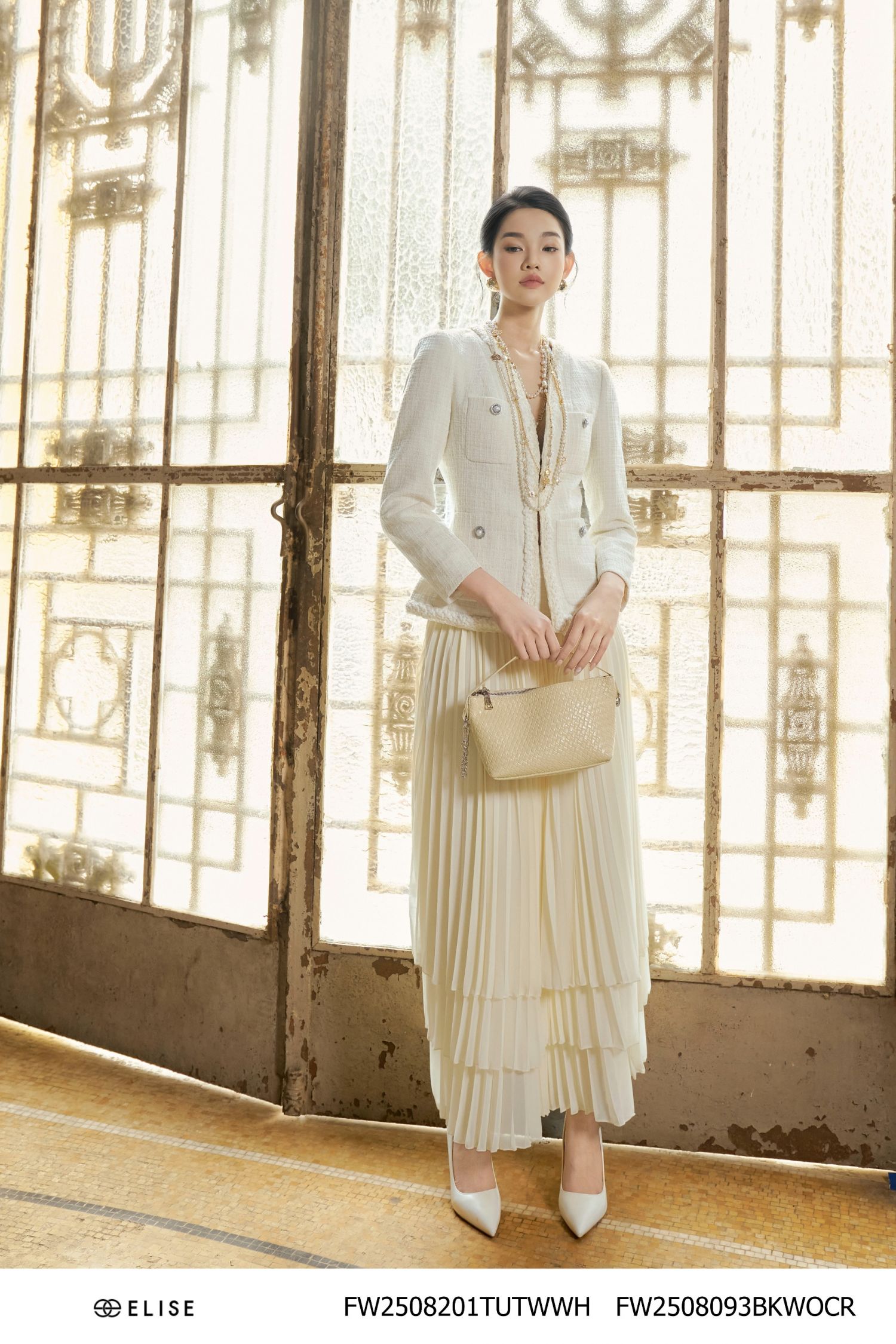 VEST TWEED SỢI Ô TRẮNG CỔ V