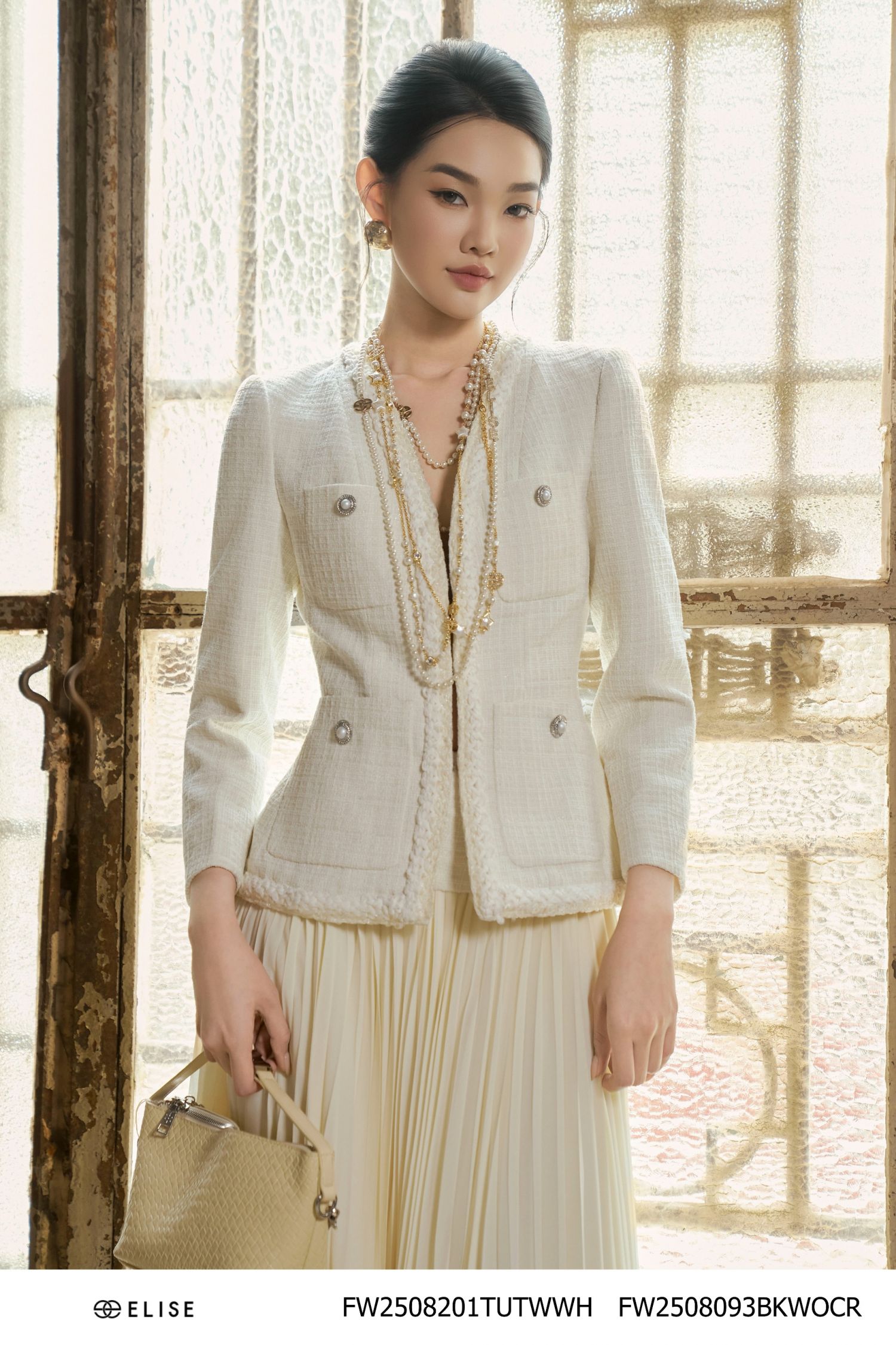 VEST TWEED SỢI Ô TRẮNG CỔ V