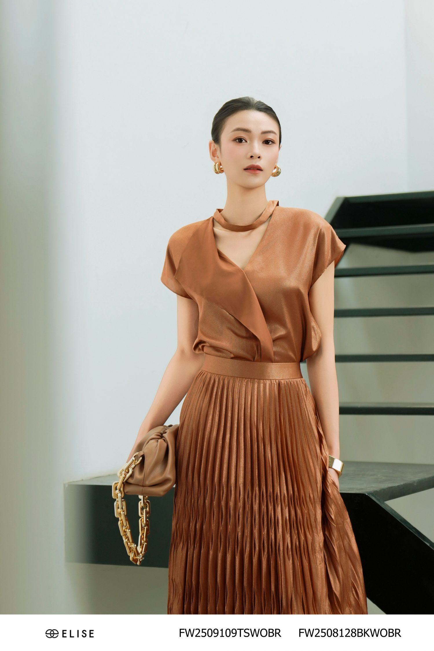 SƠ MI MÀU CAM NÂU VẠT BÊN DÂY CỔ