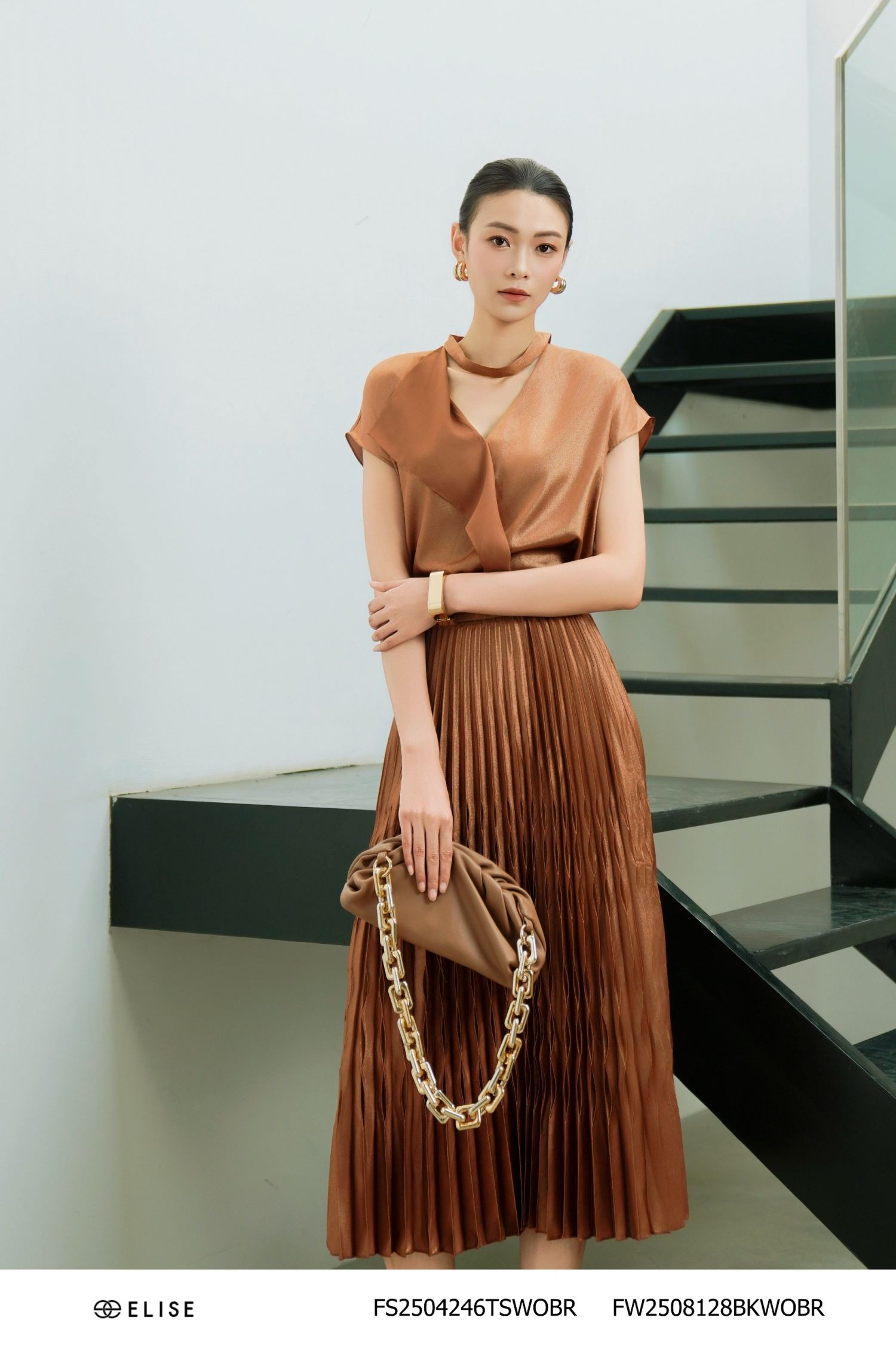 SƠ MI MÀU CAM NÂU VẠT BÊN DÂY CỔ