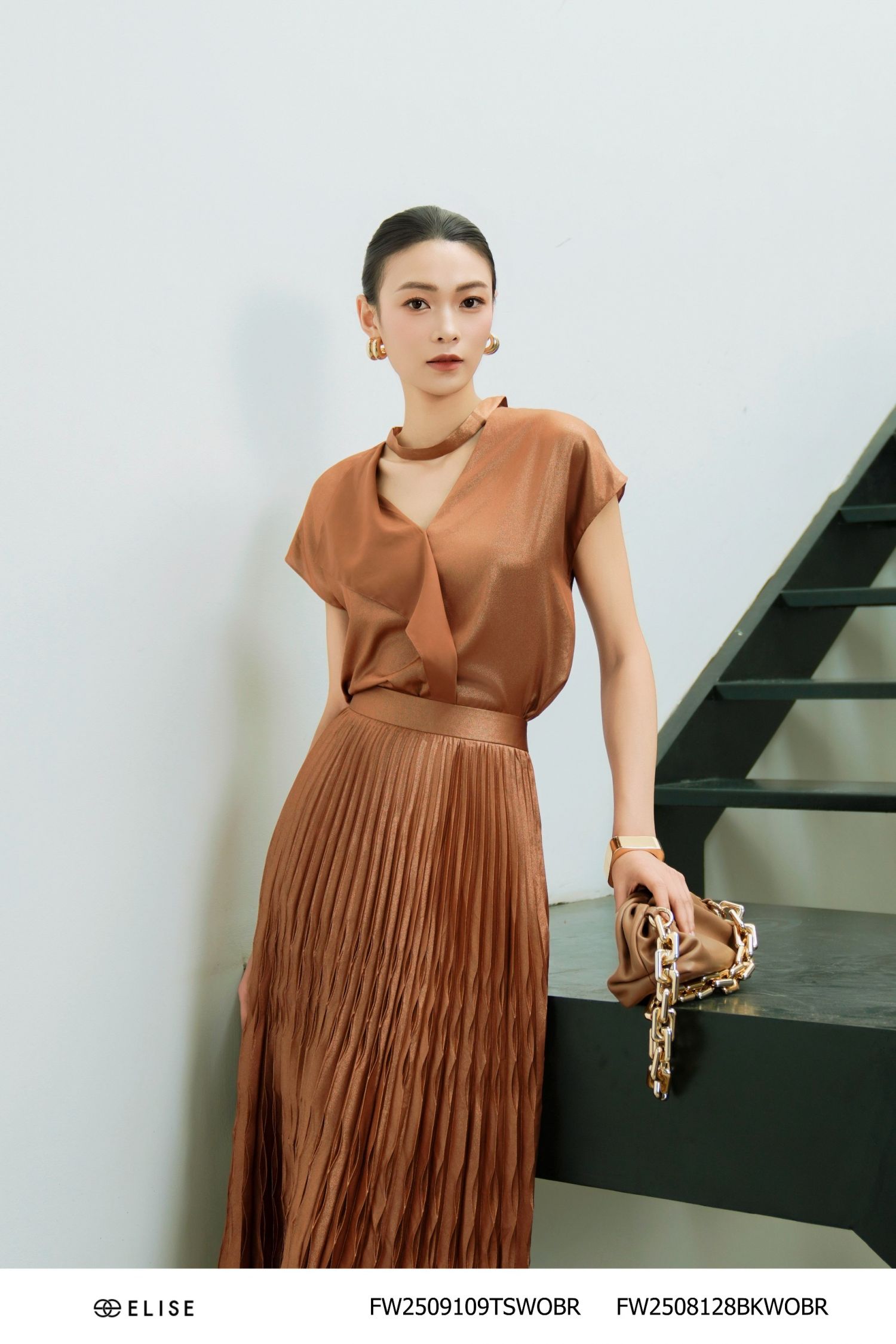 SƠ MI MÀU CAM NÂU VẠT BÊN DÂY CỔ