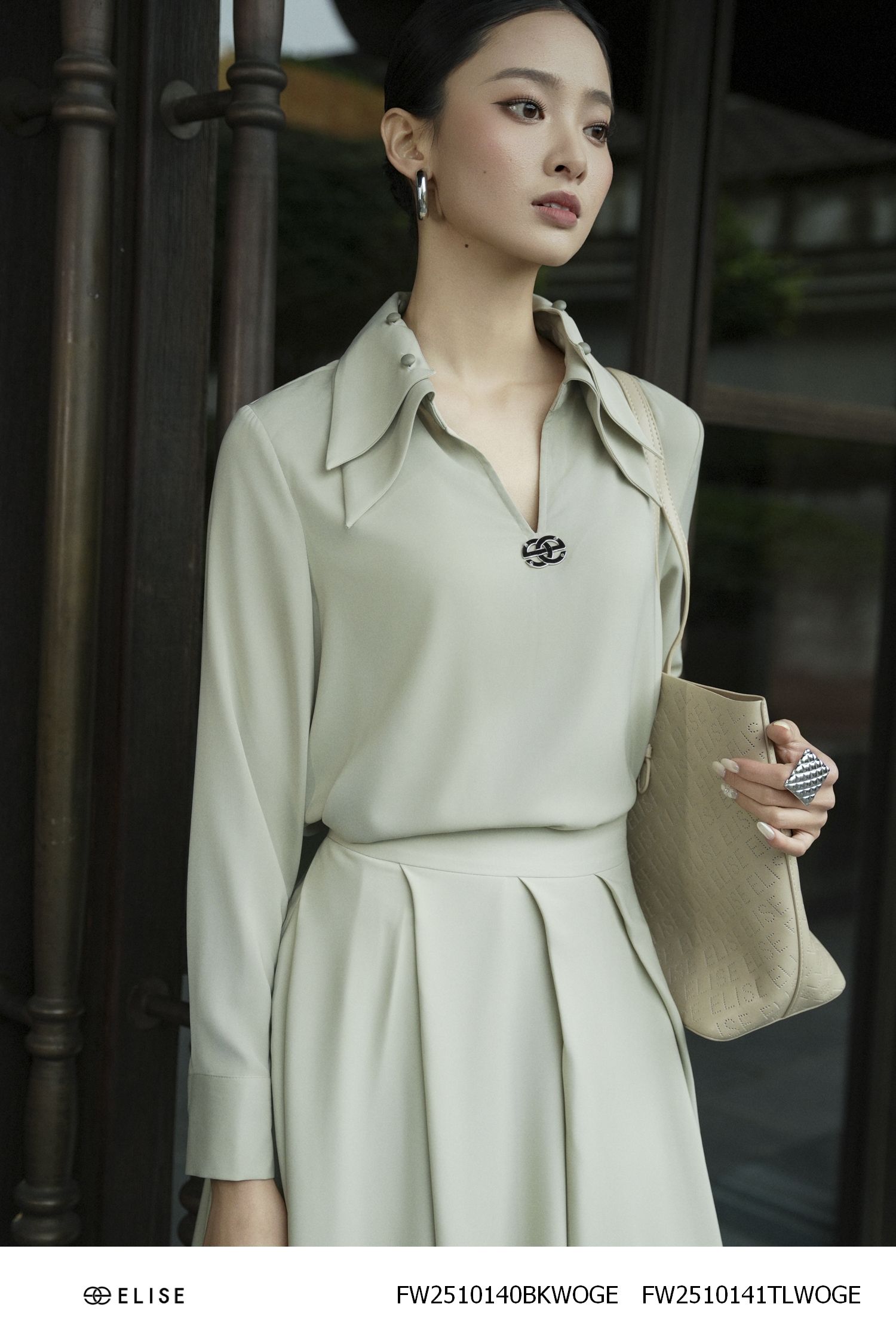 ÁO XANH OLIVE ĐẬM CỔ V ĐÍNH LOGO