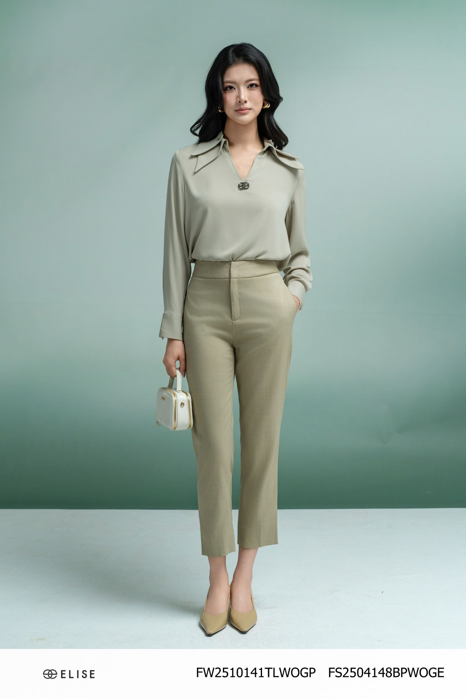 ÁO XANH OLIVE NHẠT CỔ V ĐÍNH LOGO