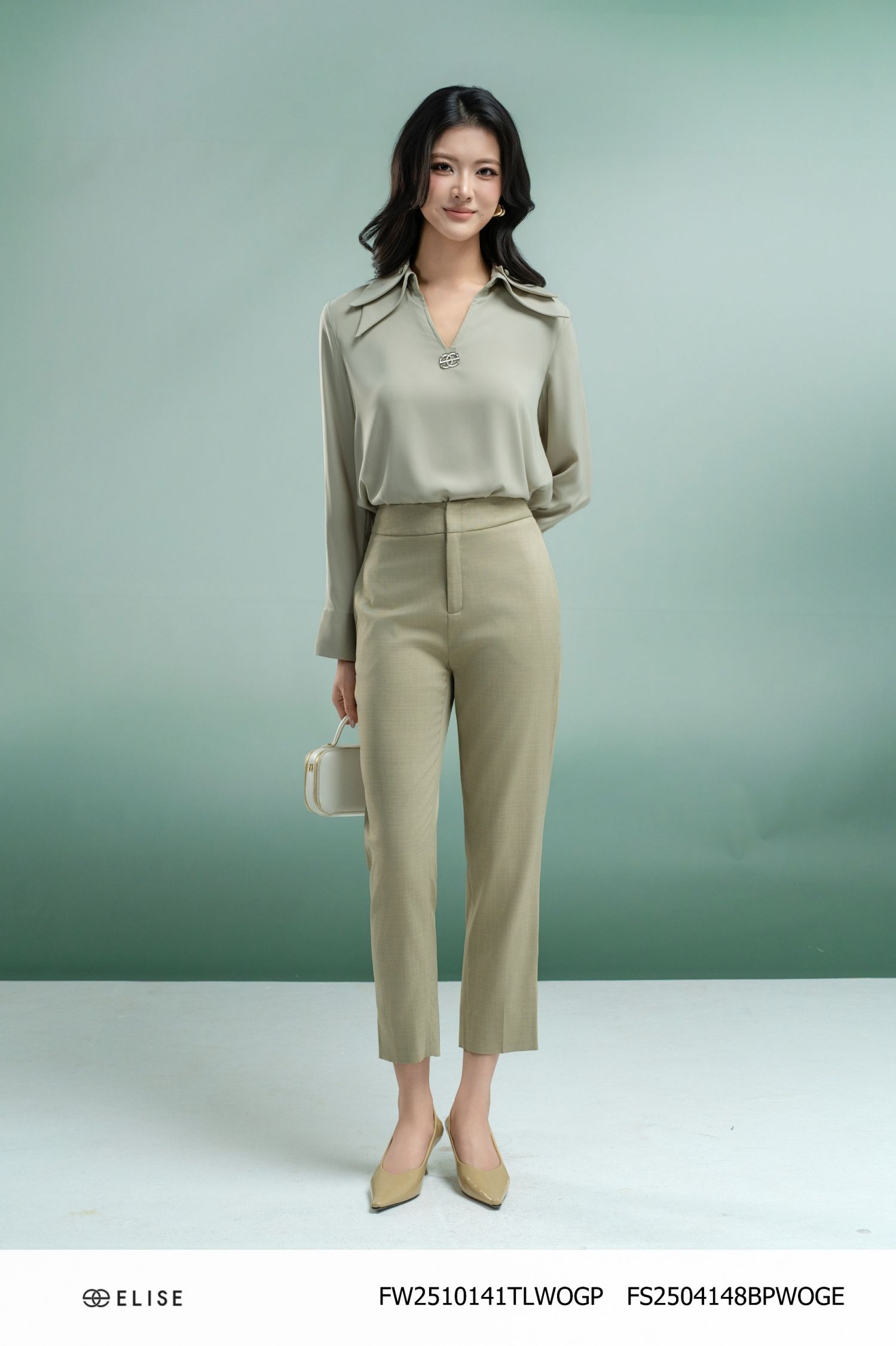 ÁO XANH OLIVE NHẠT CỔ V ĐÍNH LOGO