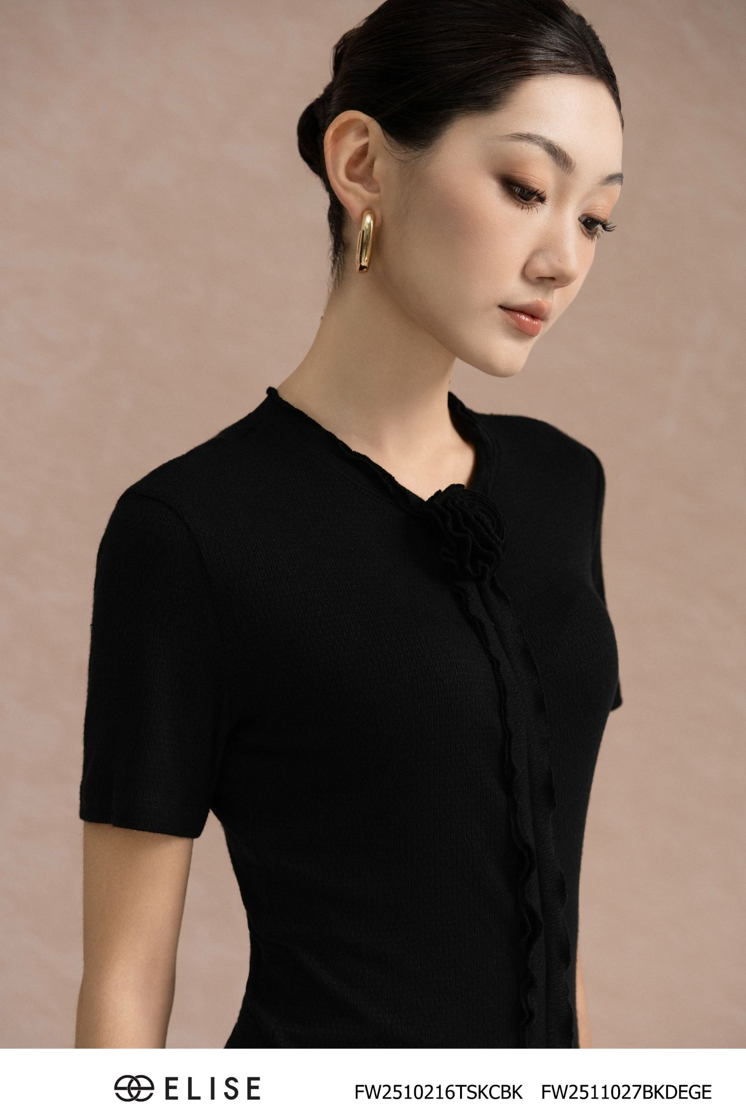 ÁO THUN ĐEN CỔ BÈO ĐÍNH HOA