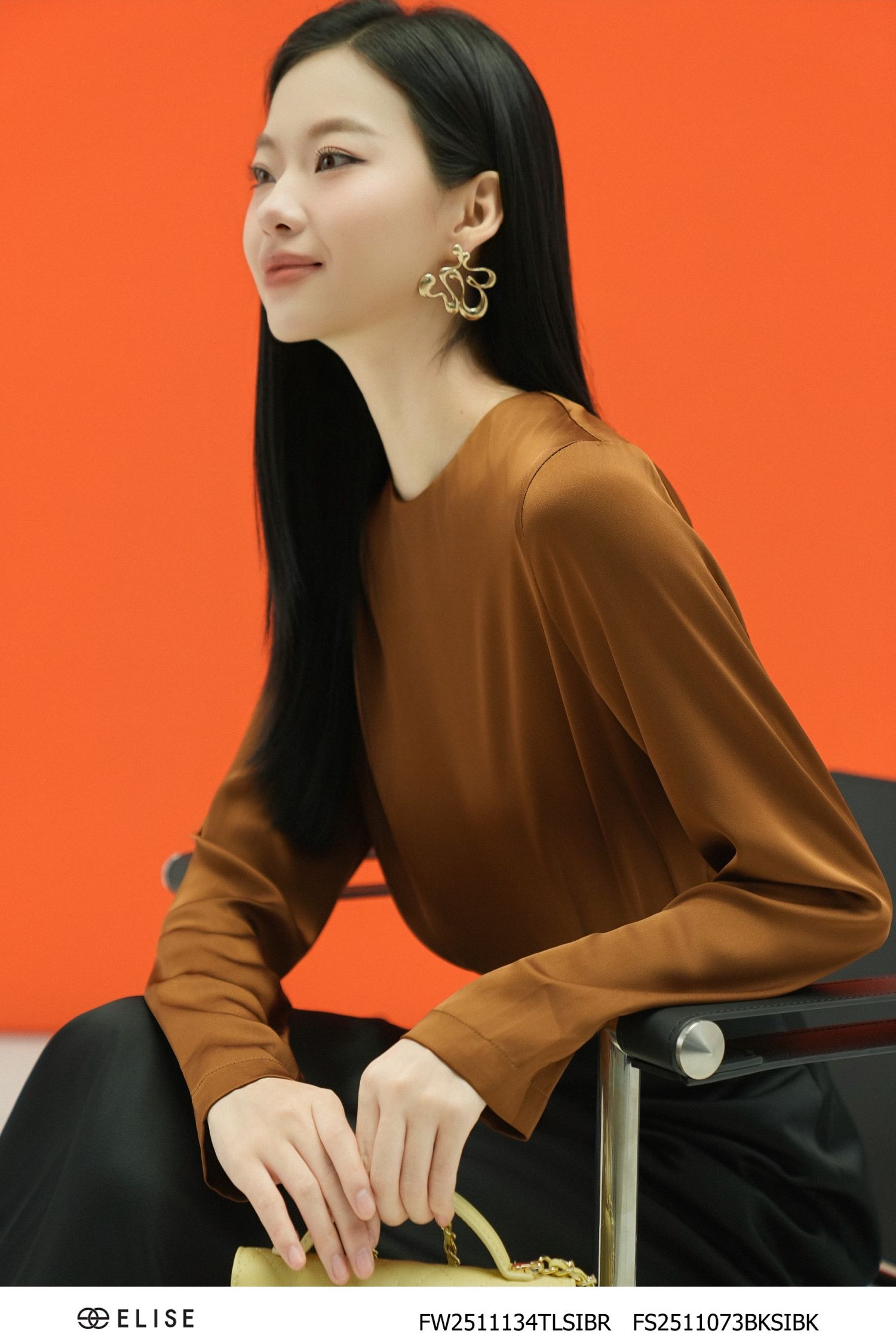ÁO LỤA NÂU XẾP NHÚN VAI
