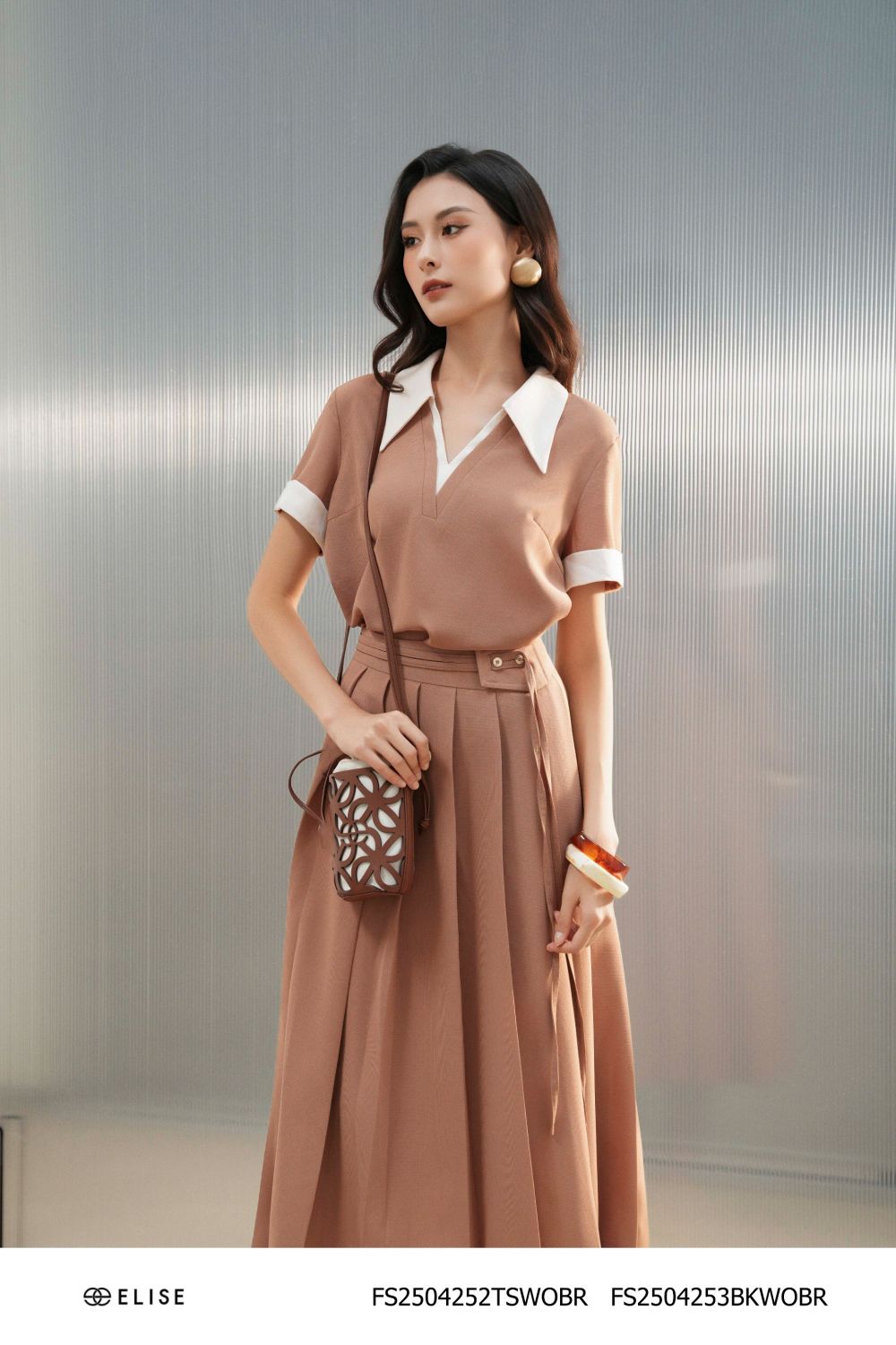 ÁO VÂN NÂU PHỐI KEM CỔ ĐỨC MỞ V