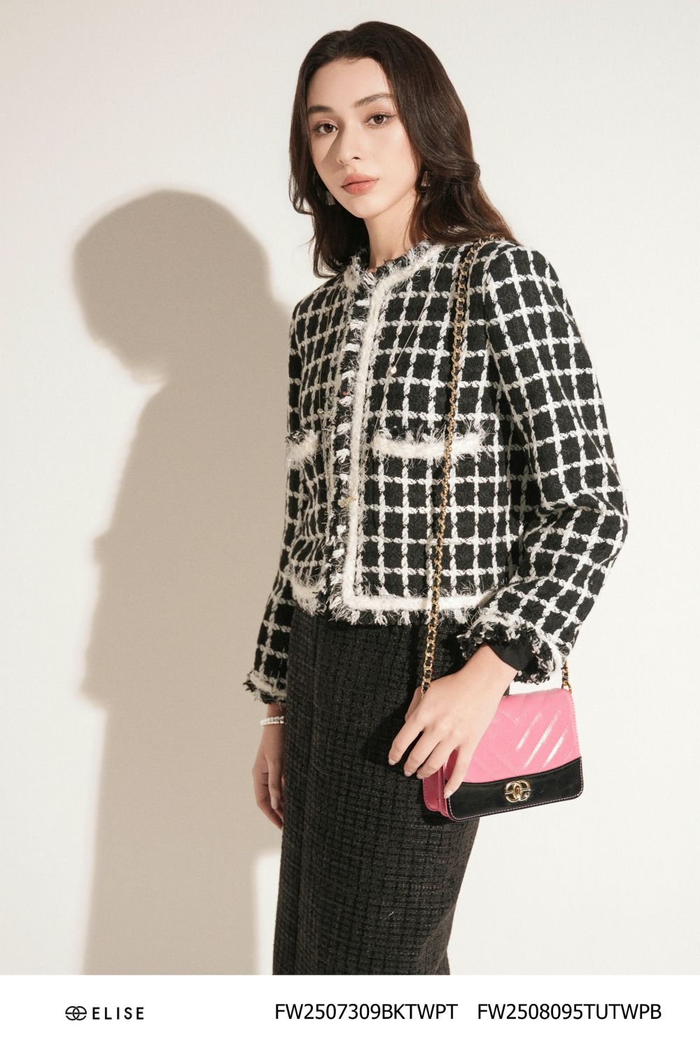 ÁO KHOÁC TWEED ĐEN KẺ TRẮNG TUA RUA GẤU